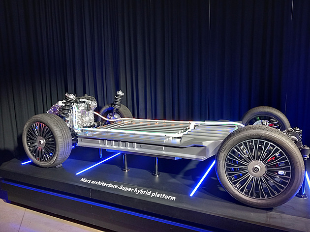 Plug-in hybridy znečišťují téměř stejně jako benzinová auta, uvádí analýza