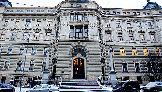 Vědkyně se soudí kvůli diskriminaci. Její nástupce hned bral víc peněz