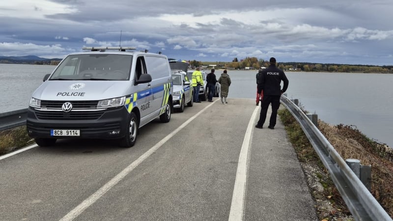 Nález mrtvoly na dně Lipna: Policisté z přehrady vylovili 10 let hledaný vůz s lidskými ostatky