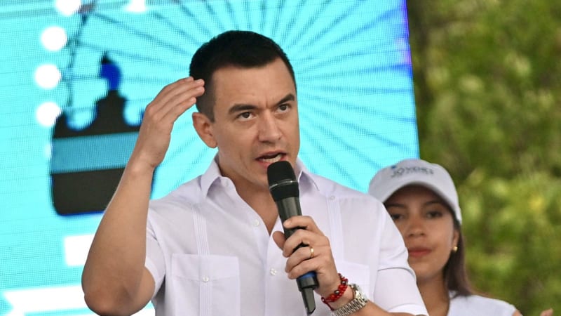 Chtěli mě otrávit čokoládou a marmeládou. Ekvádorský prezident tvrdí, že se stal obětí atentátu