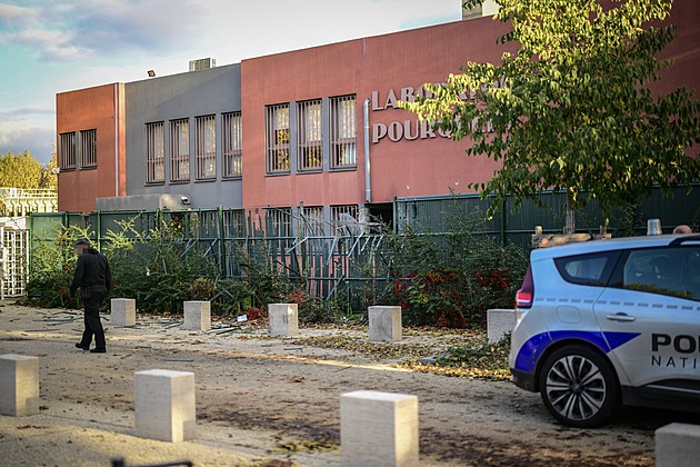 Další loupež ve Francii. Šestice s vojenskými zbraněmi ukradla zlato za stamiliony