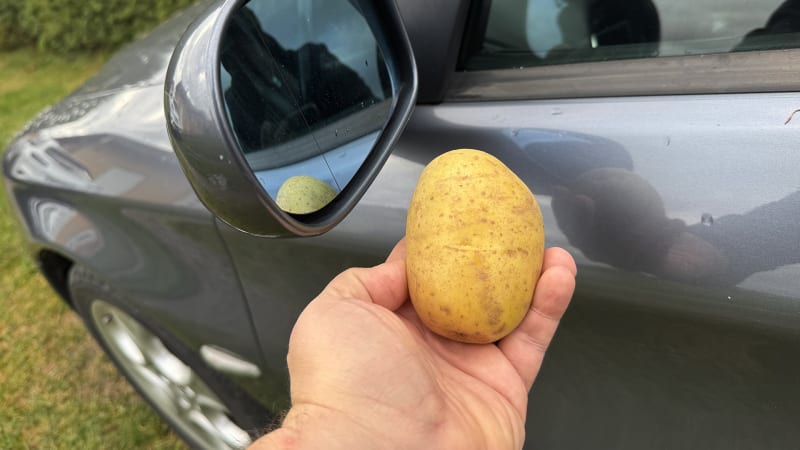 Chytrý trik za pár korun: Díky bramboře zlepšíte viditelnost ve zpětných zrcátkách