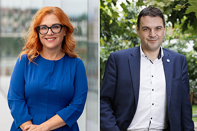 Macinka se omluvil Majerové za urážky. Do Sněmovny jí přinesl pugét