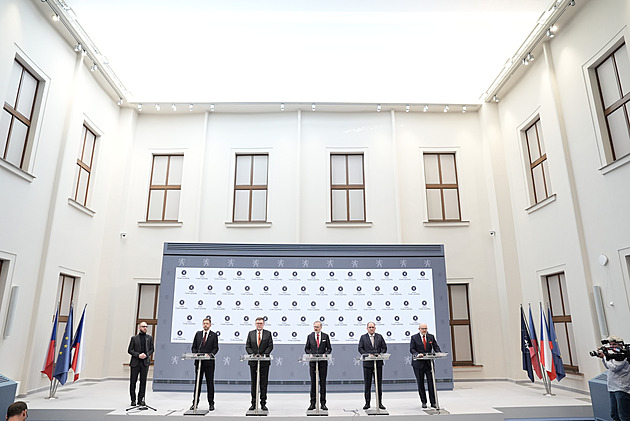 Vláda rozhodla o demisi, premiér Fiala ji osobně odnese na Hrad prezidentovi