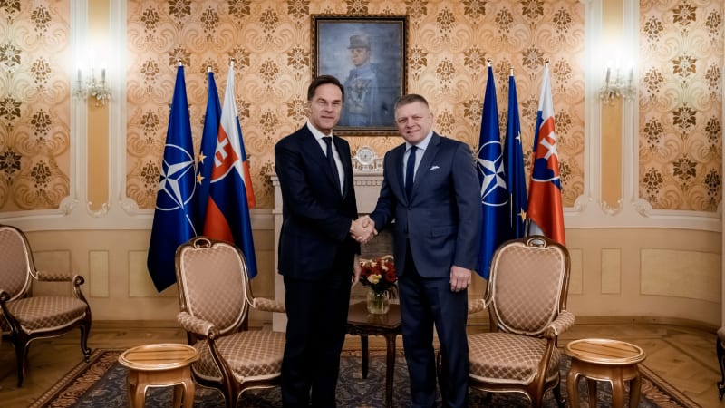 Fico požádal Rutteho o posílení protivzdušné obrany Slovenska. V pomoci Ukrajině chce pokračovat