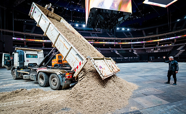 Stáje pro dvě stě koní, v O2 areně tisíc tun písku. Praha opět vítá Kellnerovou a spol.