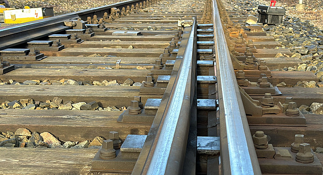 V Roudnici vlak opět strhl trakční vedení. Provoz na trati stojí, obnoví se večer