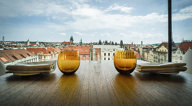 Místo levného piva luxus. Ceny jako ve Vídni krotí v Praze divokou turistiku pijáků