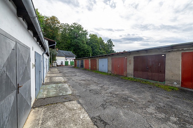 Garáže ve středních Čechách podražují jako byty. Výhodný byznys, říkají experti