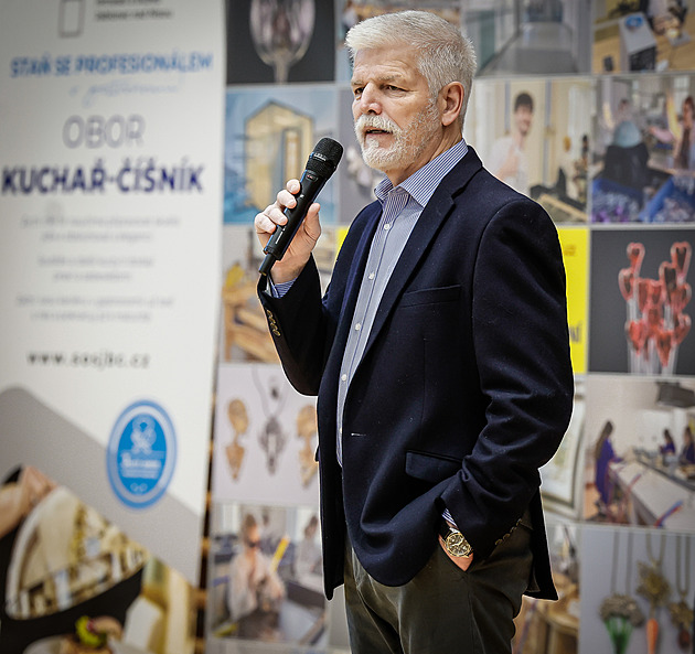 Nevěř všemu, co se kolem tebe děje, zamýšlel se prezident při debatě na škole