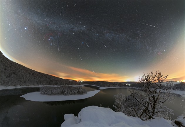 Geminidy 2025 vrcholí dnes v noci. Poradíme, kde sledovat až 1 000 meteorů