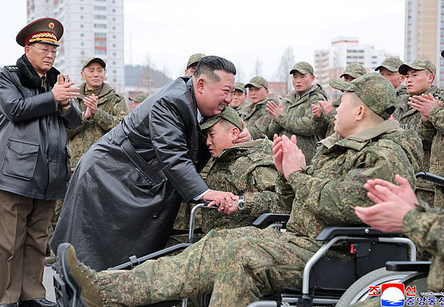 Kim Čong-un objímal a vítal severokorejské ženisty, kteří se vrátili z Ruska
