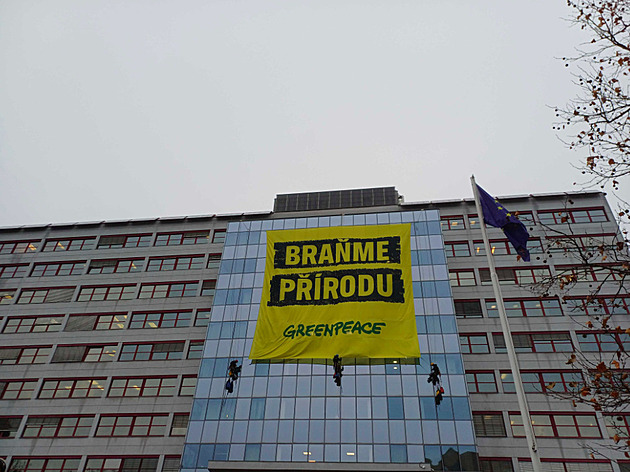 Aktivisté chtějí viset na budově ministerstva až do příjezdu Macinky