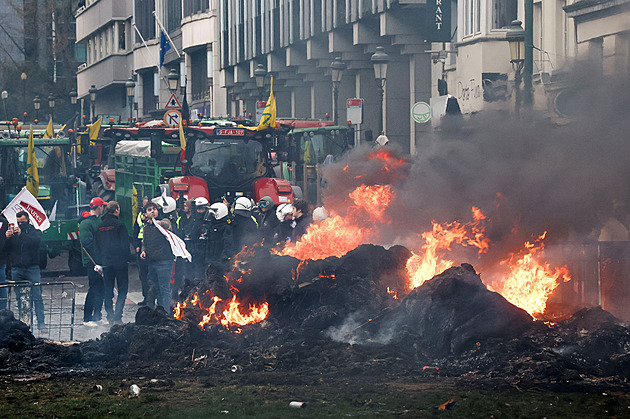 Plameny v ulicích, zranění. Brusel v den summitu paralyzovaly protesty