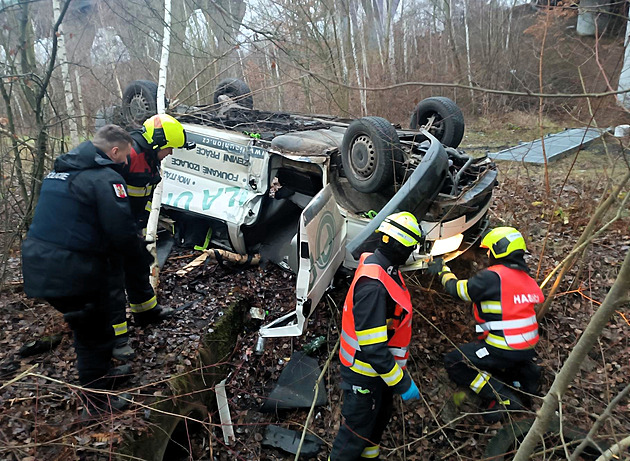 Tragická nehoda na Ústecku. Dodávka spadla z mostu na střechu, řidič nepřežil