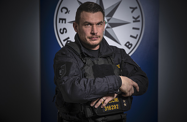 Málokdo z tvrdých chlapů udržel slzy. Policista vzpomíná na zásah na fakultě