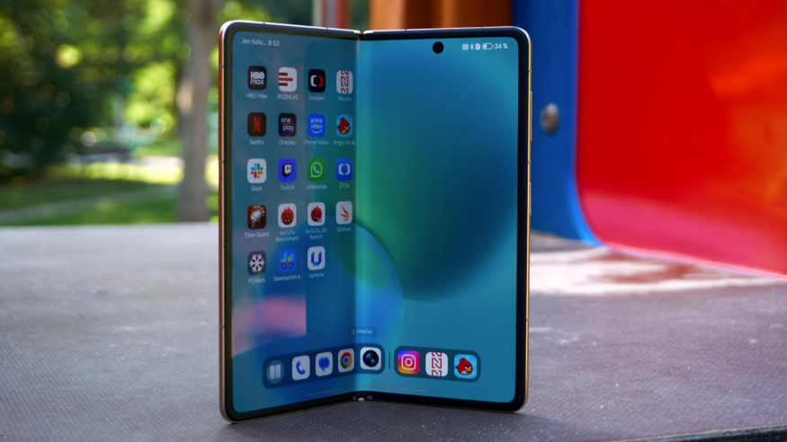 Honor Magic V6 odkrývá svoji výbavu. Tenká skládačka oslní obří baterií