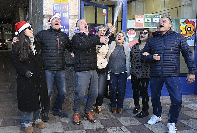 Lidé z města zničeného letními požáry vyhráli ve vánoční loterii miliardy