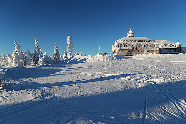 Češi zkracují tuzemské zimní pobyty, dopřávají si kvalitní služby, zjistil průzkum