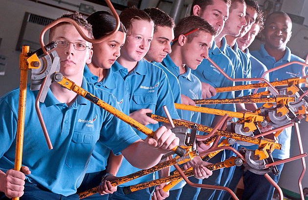 Robot ruce do záchodu zatím nestrčí. Mladí se kvůli obavám vracejí k řemeslům