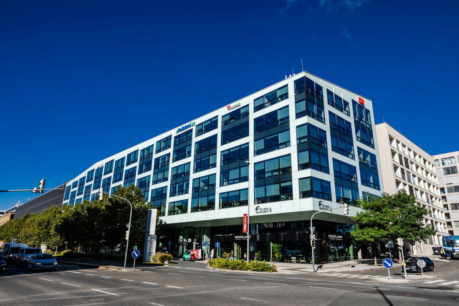 Firmy na Rohanském nábřeží: Kdo podniká v tomto prestižním místě – rohanskenabrezi.cz