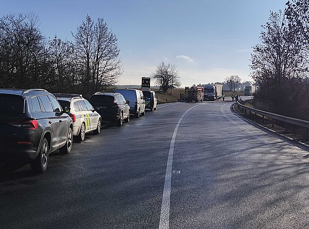 Čelní střet kamionu a osobáku u Svitav nepřežil jeden z řidičů, tvoří se kolony
