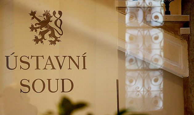 Malý syn mu vypadl z okna, otec vyvázl bez trestu. Jeho stížnost soud odmítl