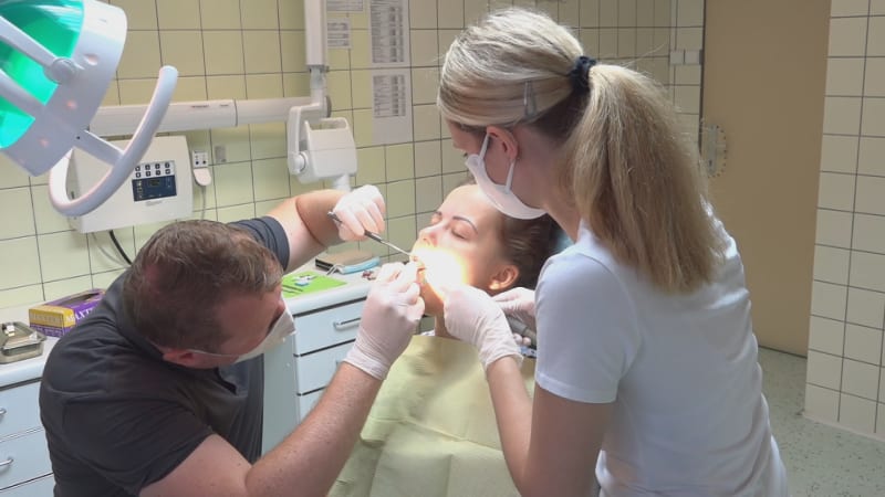 Proplacené bílé plomby i rentgen. Novinky u zubaře však mají své výjimky, kde si připlatíme?