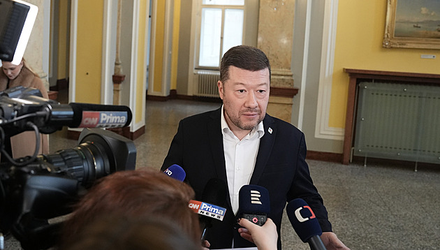 Zmrazení platů politiků na pět let chce teď Okamura prosadit od července