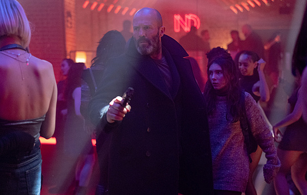 RECENZE: Že by druhý Leon? V úkrytu chrání dívku zabiják Jason Statham