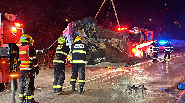 Hasiči zasahovali u nehody v Praze 5. Auto skončilo na boku, řidiče museli vyprostit