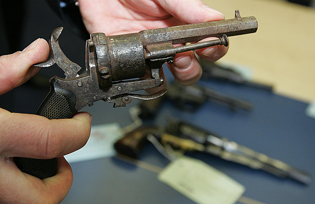 Běží zbraňová amnestie. Lidé policistům přinesli už 113 zbraní, nacházejí i rarity