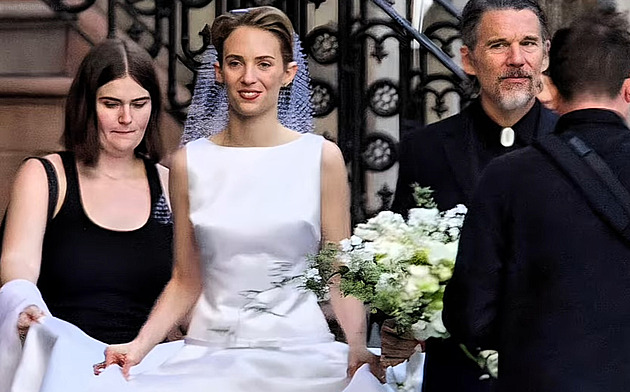 Hvězdy Stranger Things se sešly na svatbě Mayi Hawke. „Jedenáctka“ a Will chyběli