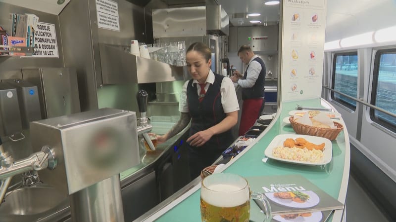 Tanec chuťových pohárků, říká šéf ČD o novém menu. Lounová prozradila své oblíbené jídlo