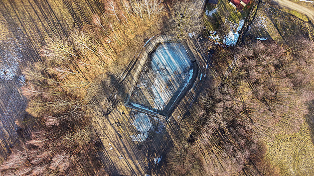 Mola, lávky, gabiony. Hasičská nádrž se mění na odpočinkový biotop