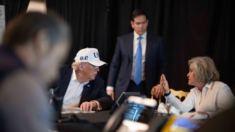 Velká vlna úderů na Írán teprve přijde, ohlásil Trump. Kdo po Chameneím převezme zemi, neví