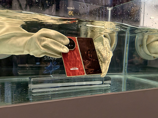 Tento ohebný smartphone je nejtenčí na světě a funguje i pod vodou