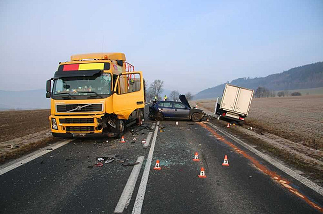 Řidiče u odstaveného neosvětleného auta smetla dodávka, na místě zemřel