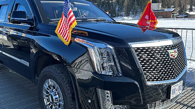 Autozápisník: Trump má novou Bestii a 6 000 Kč za litr benzinu v F1