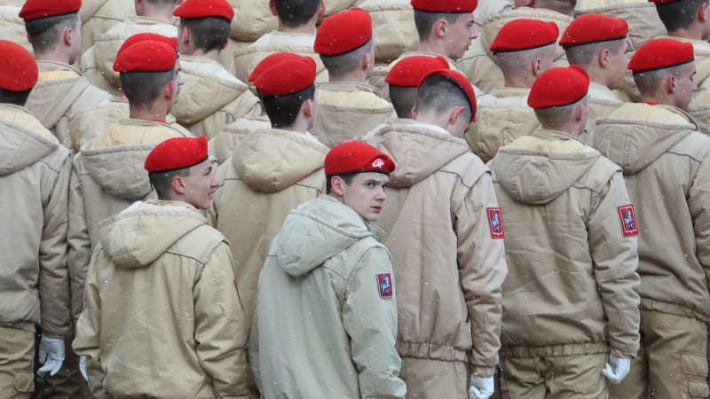 Rusku ve válce docházejí vězni, novou potravou pro děla jsou studenti. Nábor provází vydírání
