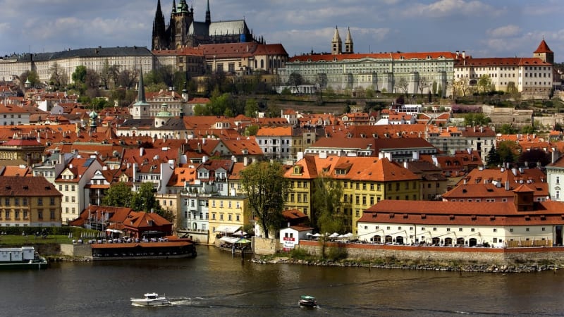 Záhadný záblesk nad Prahou zaskočil odborníka z ČHMÚ. Opakuje se poslední dny ve stejný čas