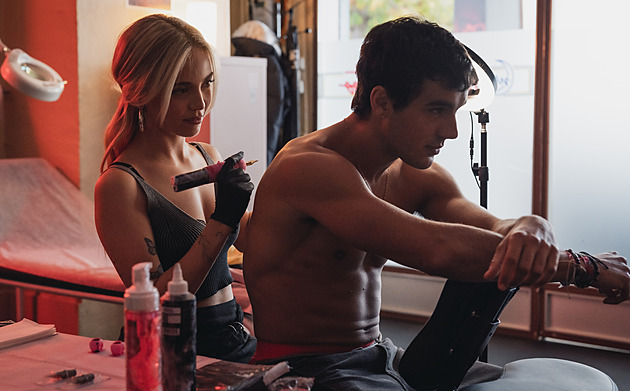 RECENZE: Sen jménem MotoGP. Na rychlých motorkách se prohánějí Idolové