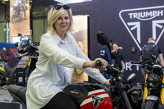 Nová motorka pro první dámu. Eva Pavlová osedlá přívětivého naháče