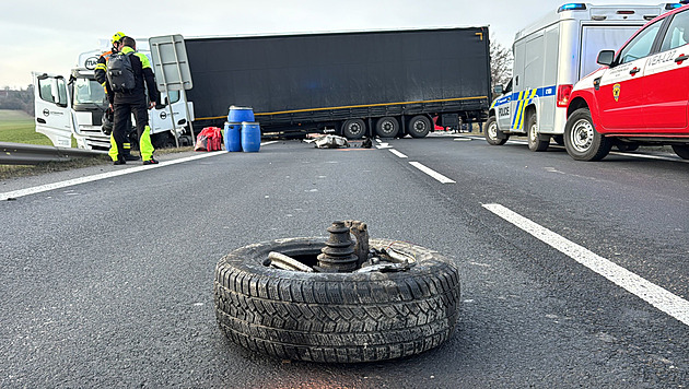 Při srážce auta s kamionem zemřeli dva lidé, silnice u Velvar je uzavřená