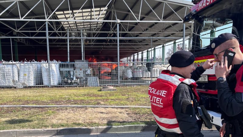 Rozsáhlý požár na Zlínsku: Probíhá evakuace, lidé z okolí nemají otevírat okna