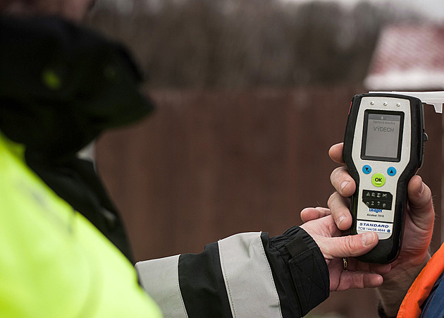 Namol opilý řidič usnul na křižovatce. Přivolaní policisté se nestačili divit