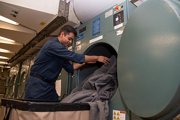 Nejdřív nefunkční WC, teď požár prádelny. Největší letadlovku USA sužují pohromy