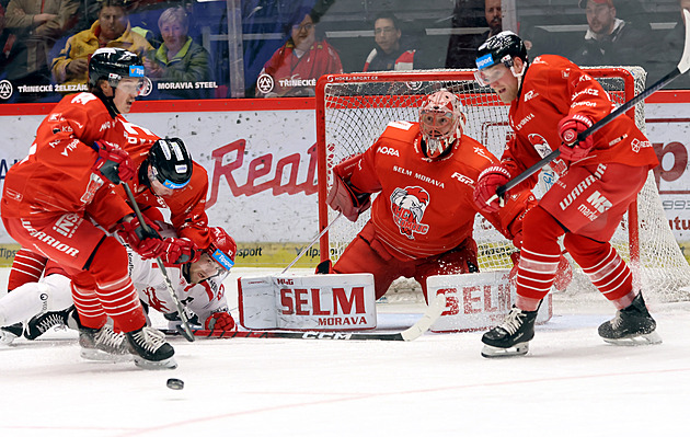ONLINE: Třinec vede, o postup hrají i Vary. Ujmou se Sparta a Kometa vedení v sérii?