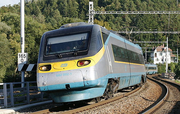 Omezený provoz železničního koridoru u Pardubic. Vlak najel do kamení