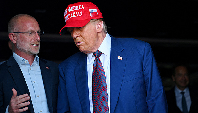 Trumpovi se nelíbí zpravodajství televizí o Íránu. Komise hrozí odebráním licencí